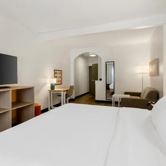 غرفة بسرير كينج مع أريكة بحوض استحمام لذوي الإعاقة، Spark by Hilton Salem East Electric Road 3/4