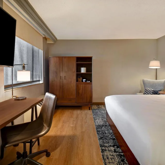 غرفة بسرير كينج بحوض استحمام لذوي الإعاقة، Four Points By Sheraton Boston Newton 5/10