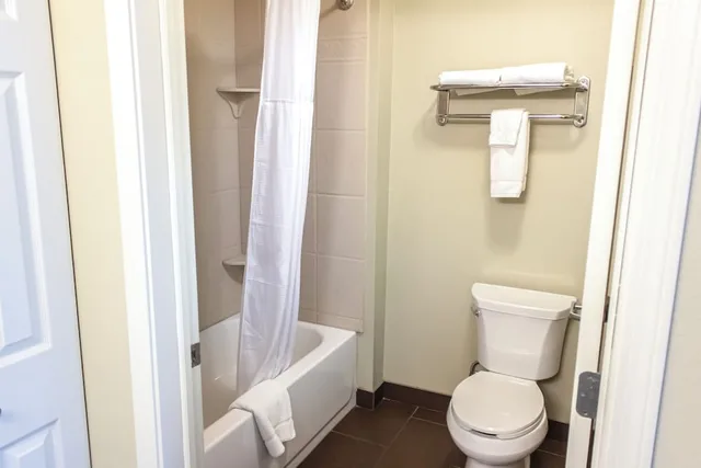 جناح استوديو بسرير كوين بمطبخ، Staybridge Suites Minot 4/6