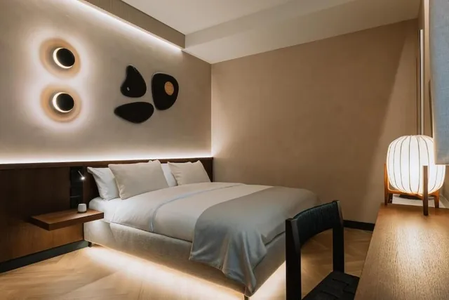 Superior, Queen Bed, Trianon 10/10