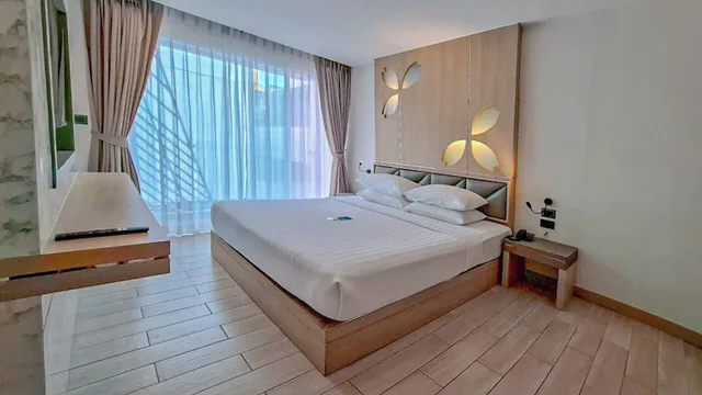 1 Bedroom, Suite, King Bed, Clarian Hotel Beach Patong 8/10