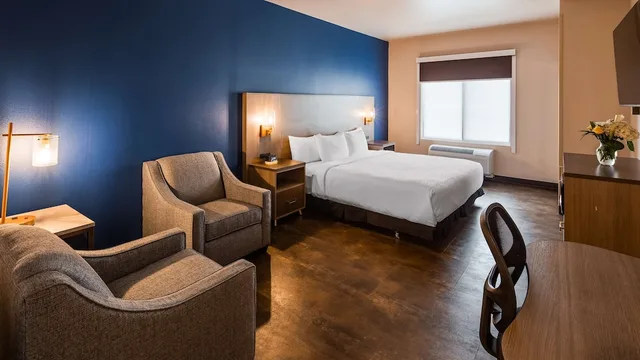 غرفة قياسية بسرير كينج بإطلالة، The Forge Hotel, BW Signature Collection 2/5