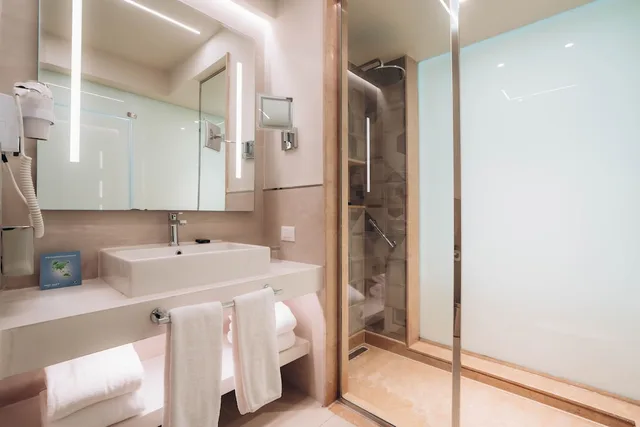 Comfort, Deluxe, King Bed, Reef Oasis Beach Resort 9/10