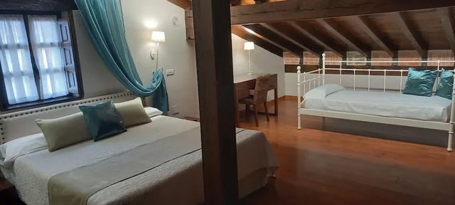 غرفة رباعية بسرير كوين وسريرين منفصلين بجاكوزي، La Casona de Revolgo 1/3