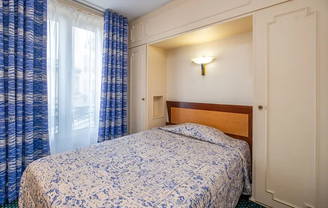 غرفة كومفورت مفردة بسرير مزدوج بحوض استحمام، HOTEL TERMINUS MONTPARNASSE 1/8