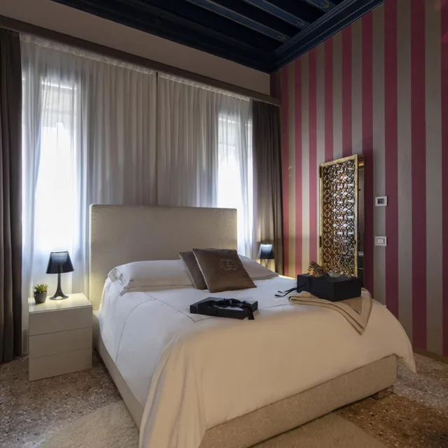غرفة فاخرة بسرير مزدوج بإطلالة على القناة، Hotel Corte di Gabriela 5/10
