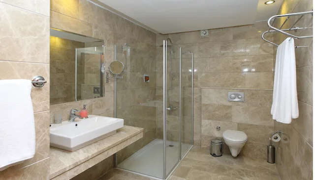 جناح جونيور، Julian Club Hotel 2/2