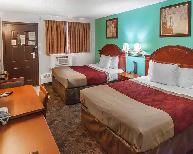 Room, 2 Queen Beds, Econo Lodge Inn & Suites Drumheller 2/2