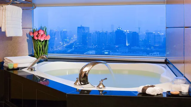 غرفة تنفيذية بسريرين منفصلين مع دخول الصالة، DoubleTree by Hilton Hotel Shanghai Pudong 4/4