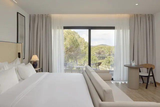 Deluxe, King Bed, Partial Sea View, Sofa, MELIA DURRES ALBANIA 1/5