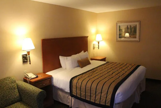 غرفة بسرير كينج لذوي الإعاقة، Coratel Inn & Suites by Jasper New Braunfels IH-35 EXT 189 7/9