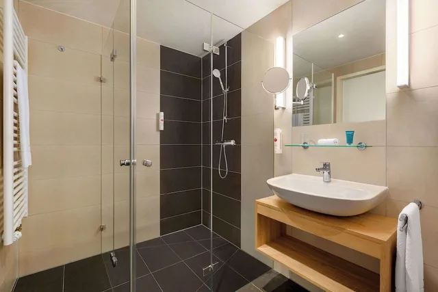 غرفة قياسية بسريرين منفصلين بمطبخ صغير، Wyndham Garden Munich Messe 4/7