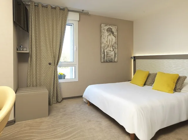 Standard, 9 Queen Beds, Les Grains DArgent 1/1