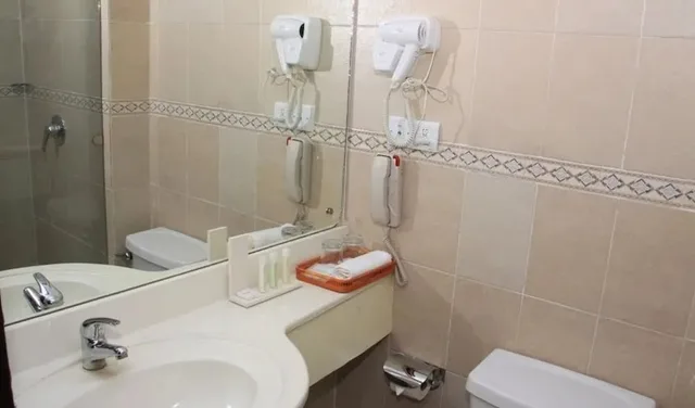 غرفة سوبيريور بسرير كوين، Golden Tulip Owu Crown Ibadan 2/2