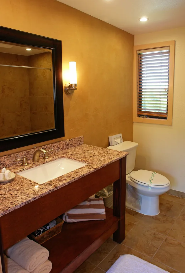 Deluxe, King Bed, Bay View, Sofa، The Inn at the Tides 6/7