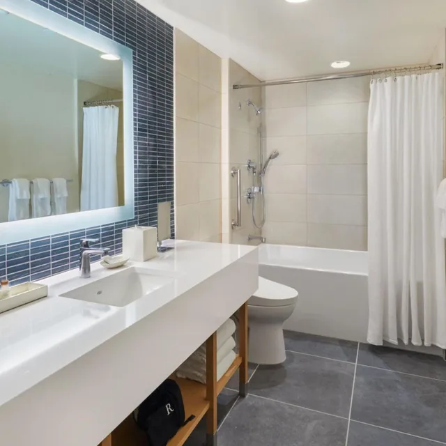 جناح بسرير كينج بغرفة نوم واحدة بإطلالة جزئية على البحر مع أريكة، Renaissance Honolulu Hotel & Spa 4/4