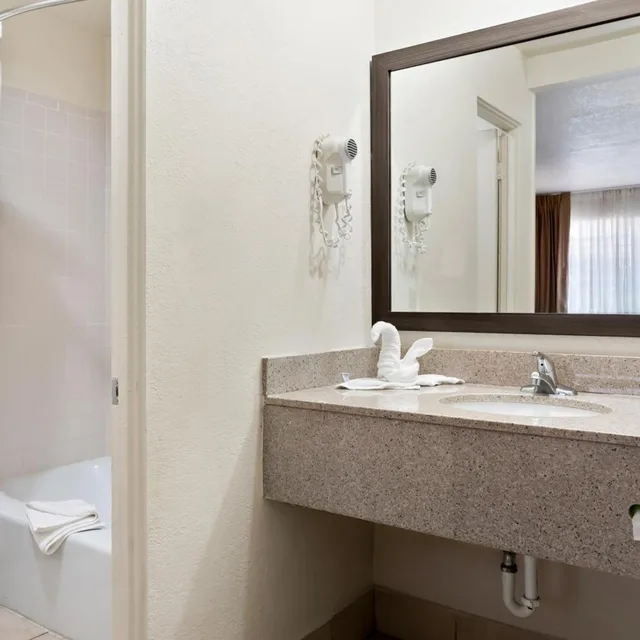 غرفة قياسية بسرير كينج، Americas Best Value Inn Suites Flagstaff 9/9