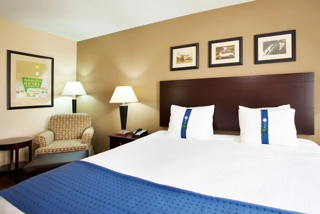 1 King Standard Mobil Acc Roll In Shwr، Holiday Inn Aurora North Naperville 1/4