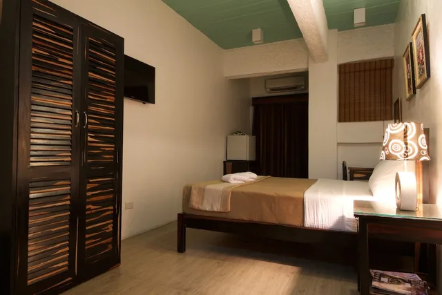 Couple, Queen Bed, Balcony، Ala Amid Bed Breakfast 1/3