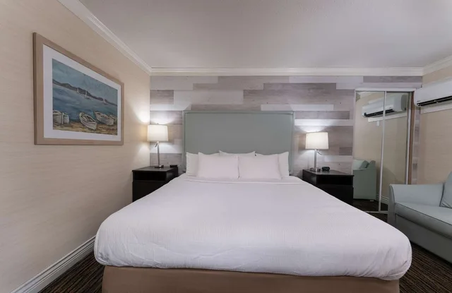 غرفة بسرير كينج بشرفة، Prestige Beach House, WorldHotels Crafted 2/4