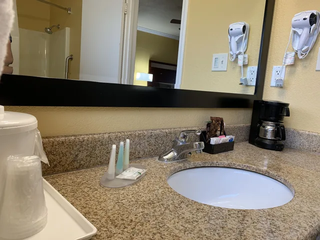 غرفة بسرير كينج للمدخنين لذوي الإعاقة، Quality Inn Ukiah, CA 7/7