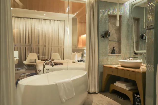 غرفة ديلوكس بسرير مزدوج بإطلالة على البحر بشرفة، Wyndham Grand Hotel Qingdao 5/7