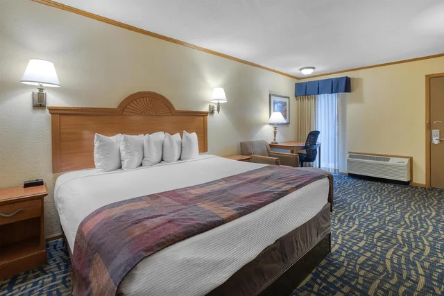 غرفة قياسية بسرير كينج للمدخنين، SureStay by Best Western Kansas City Country Inn North 7/10