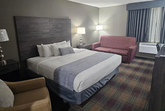 Room, King Bed, Baymont By Wyndham Baldwin 1/4