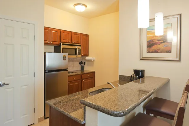 جناح بسرير كينج بغرفة نوم واحدة مع أريكة، Staybridge Suites Lafayette Airport 4/4