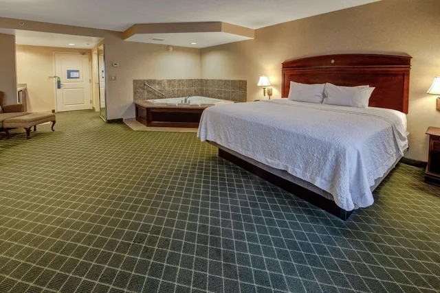 استوديو بسرير كينج، Hampton Inn Cambridge 1/2