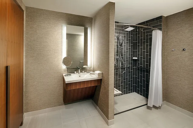 غرفة بسرير كينج مع أريكة، The Westin Galleria Houston 3/3