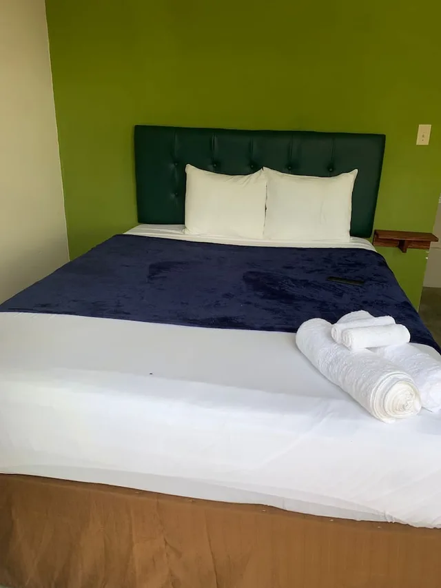 Basic, Queen Bed, Private Bathroom, Garden Area، Kingsworth Hostel 4/5