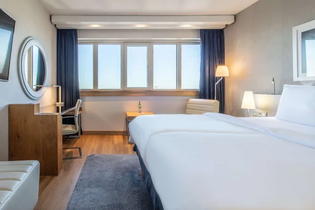 غرفة بريميوم بسرير كينج بإطلالة على النهر، Radisson Blu Hotel Hamburg 5/9