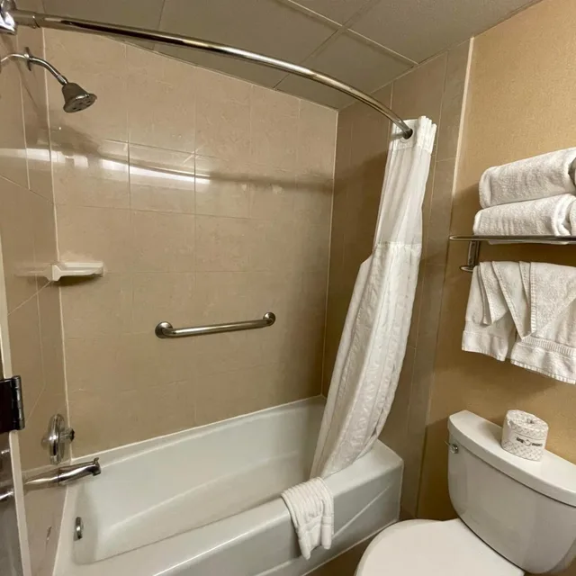 غرفة قياسية بسريرين كوين بإطلالة على الفناء، Comfort Inn Ballston 4/8