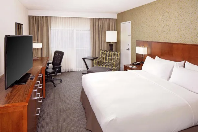 Junior Suite, King Bed, Court View, Sofa, Accessible، Doubletree By Hilton South Bend 2/6