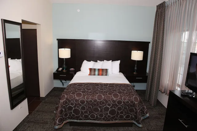 جناح بسرير كوين بغرفة نوم واحدة مع أريكة بمطبخ، STAYBRIDGE SUITES LINCOLN NORTHEAST 2/7