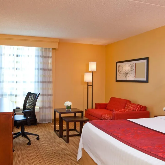 غرفة بسرير كينج في طابق مرتفع، Courtyard By Marriott Alexandria Pentagon South 1/2