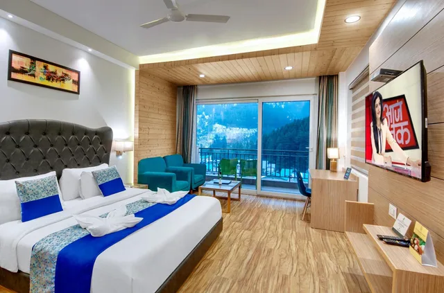 Family, King Bed, Sofa, Balcony, THE ORCHARD GREENS 2/7