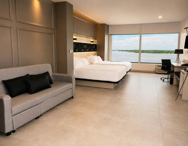 غرفة عائلية بسرير كينج مع أريكة، DoubleTree by Hilton Guayaquil 2/6