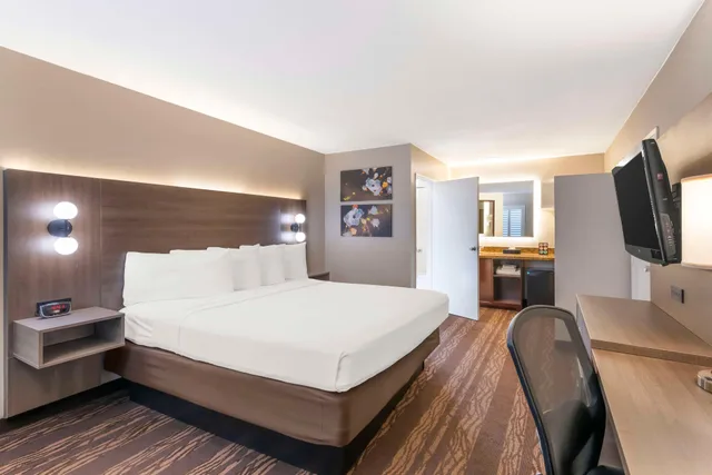 غرفة بسرير كينج في طابق مرتفع، Best Western Plus Stovall's Inn 1/7