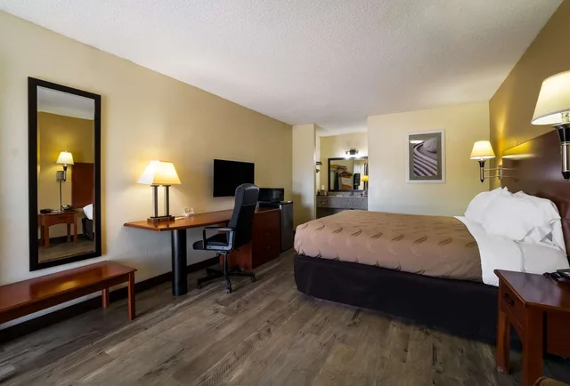 غرفة بسرير كينج للمدخنين، Quality Inn Brownsville TN 3/5