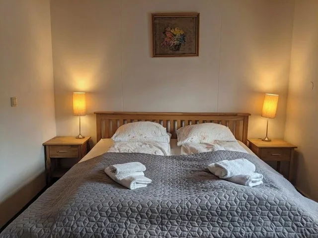 غرفة بسرير مزدوج أو سريرين منفصلين بحمام مشترك، Engimýri Guest House 3/8