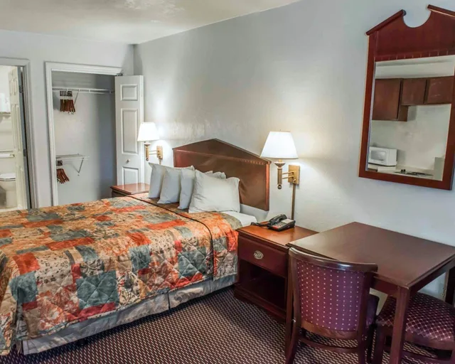 غرفة قياسية مع أريكة، Suburban Studios Tallahassee near University 1/7
