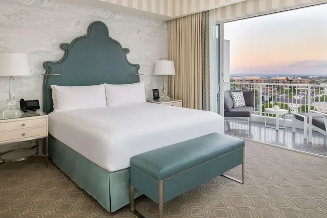 جناح بسرير كينج بشرفة بغرفة نوم واحدة، The Beverly Hilton 1/2