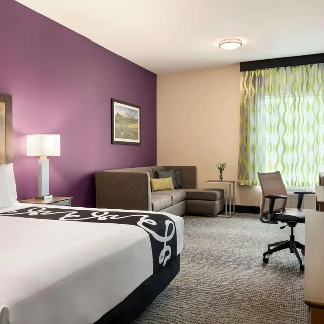 Room, King Bed, Kitchenette, La Quinta Inn And Suites by Wyndham Burlington 4/7