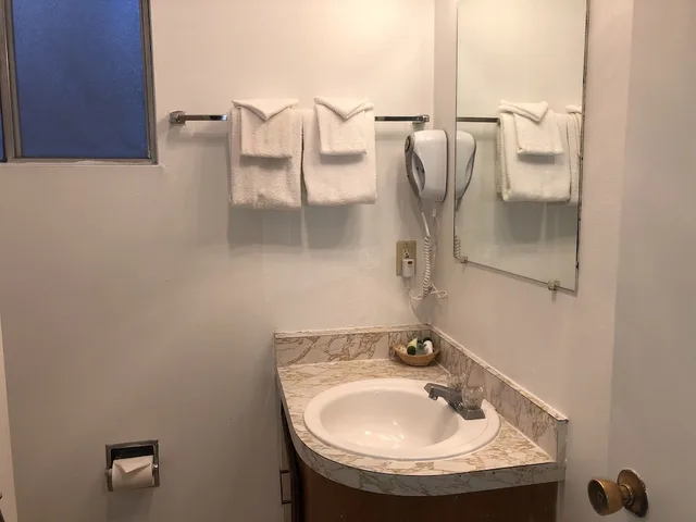 غرفة قياسية بسرير كينج، Cedar Inn & Suites 3/3
