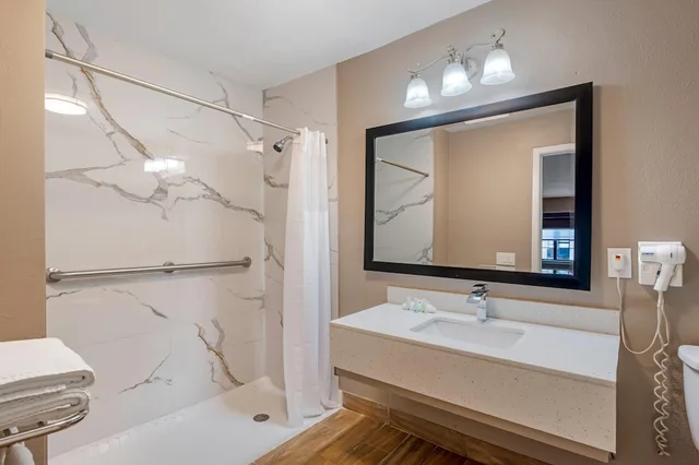 Suite, King Bed, Accessible, Quality Inn & Suites New Boston - Texarkana West 2/3