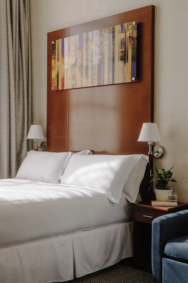 غرفة بسرير مزدوج بمطبخ صغير، Club Quarters Hotel In Philadelphia 4/5