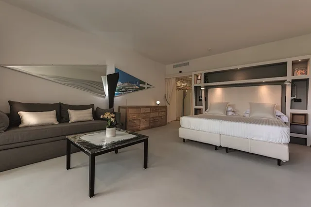 غرفة ديلوكس بسرير مزدوج وسرير فردي، Augustus Hotel and Resort 2/4