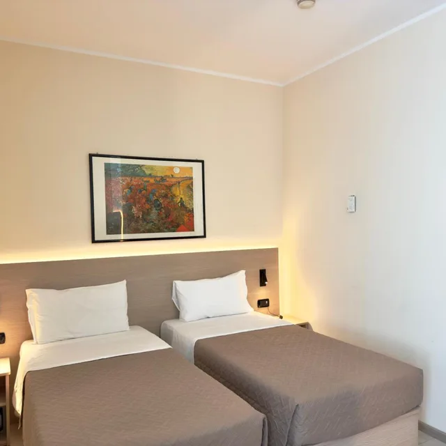 غرفة ثلاثية، Hotel Molise 2 1/10